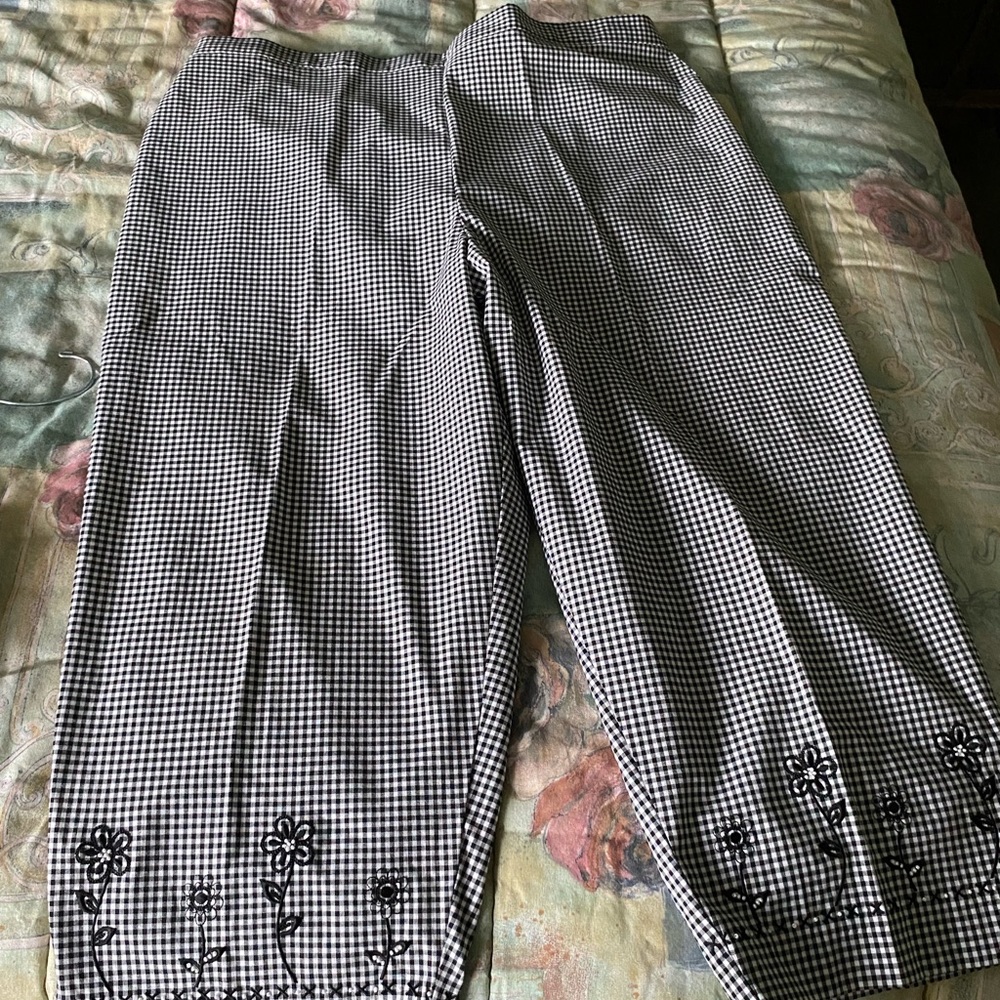 Alfred Dunner Crop pant flowers across bottom